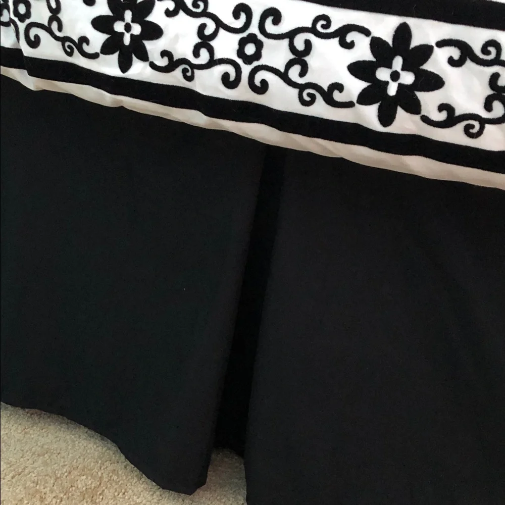 MACY’S DAMASK FLOCK QUEEN SIZE COMFORTER SET • BLACK/WHITE RAISED DAMASK PATTERN